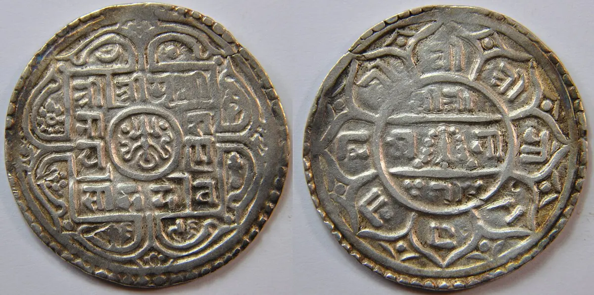 The two sides of a silver coin with a lobed border, covered in Devanagari letters arranged in a square and a circle