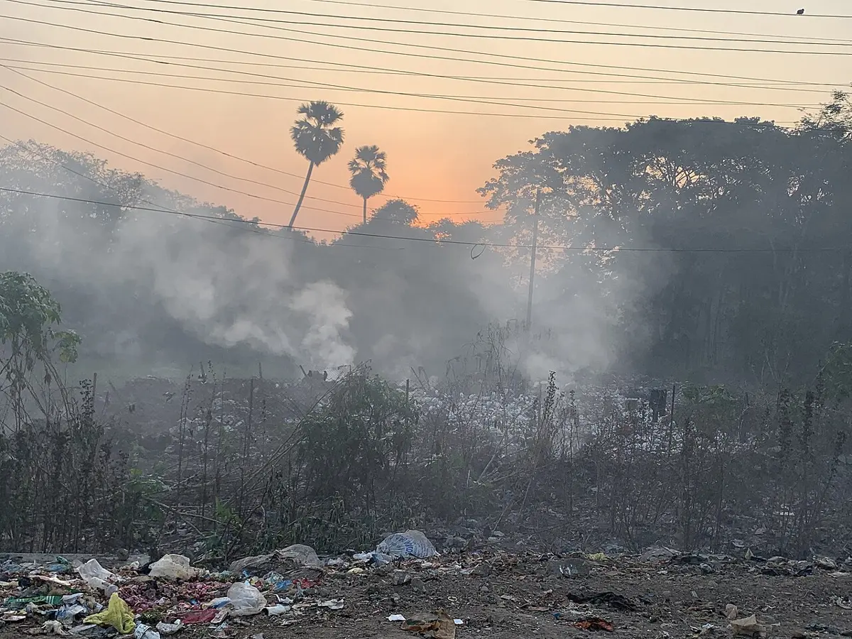 सडकछेउमा जलिरहेको मिश्रित फोहोर र प्लास्टिकको थुप्रोबाट धुवाँ उठिरहेको