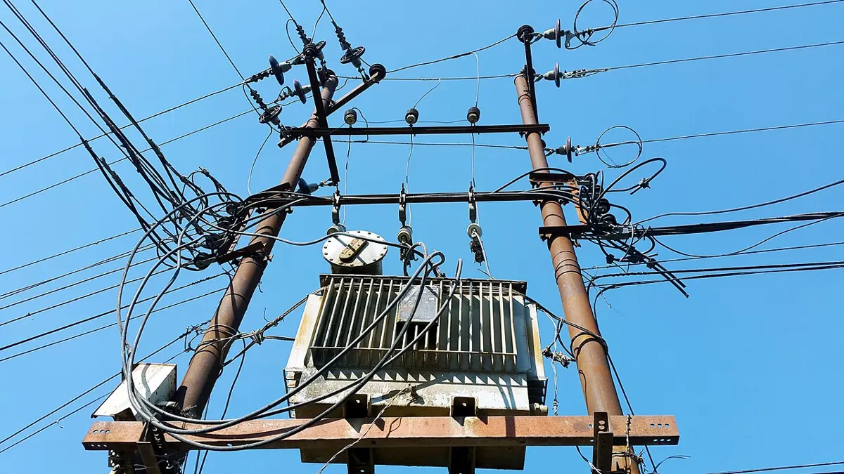 नेपालको एउटा सडकछेउ कंक्रिटका पोलमा जडान गरिएको, तारहरू निस्केको वितरण ट्रान्सफर्मर