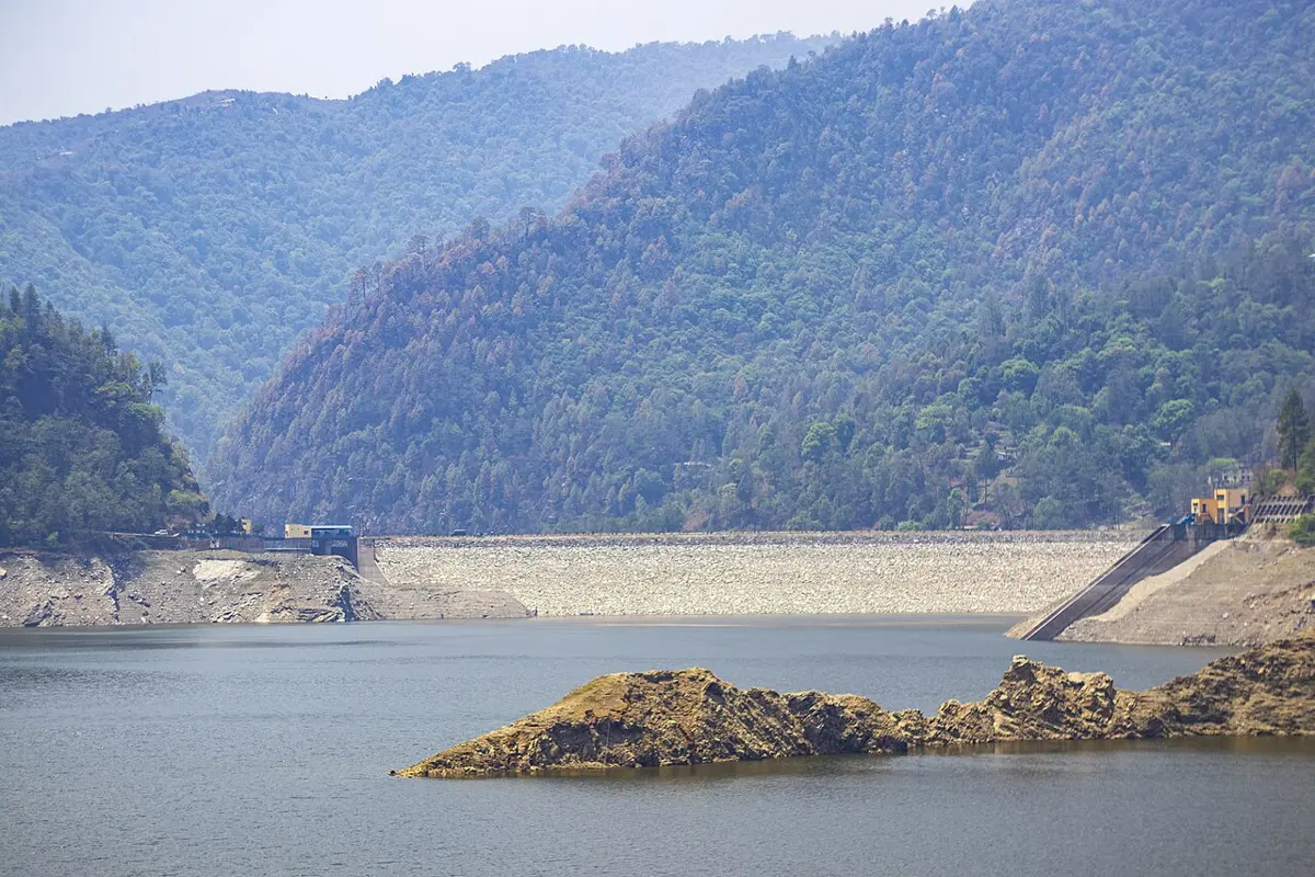 जङ्गलले ढाकेका पहाडबिचको उपत्यका छेकेर एउटा ताल थाम्ने गरी बनाइएको खैरो ढुङ्गाको लामो, होचो पर्खाल