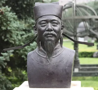 A bronze bust of Shen Kuo in an official’s hat, at the Beijing Ancient Observatory