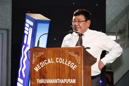 Sanduk Ruit speaking at a medical college in India in 2011