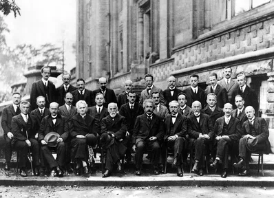 The 29 scientists of the 1927 Solvay Conference in three rows, among them Einstein, Marie Curie, Bohr, Heisenberg and Schrödinger